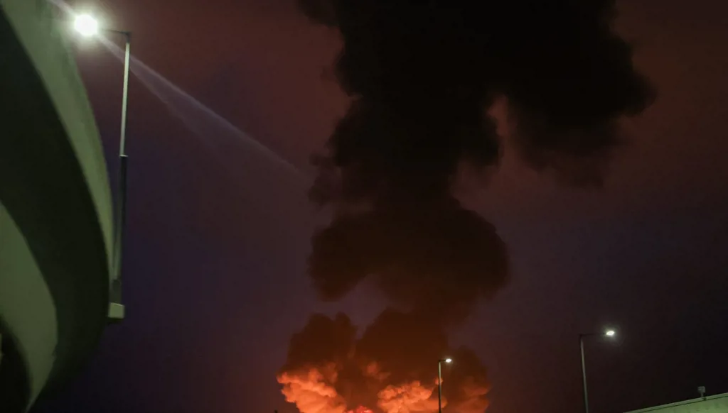 حتى الايرانيين استغربوا حجم القصف عليها... 3 أسباب رئيسية لتركيز الهجمات الصاروخية على الإمارات