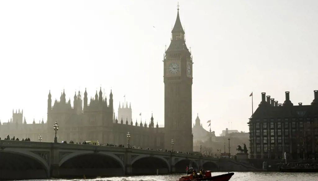 غواصة بريطانية تعمل بالطاقة النووية تتمركز في بحر العرب وسط توتر إقليمي