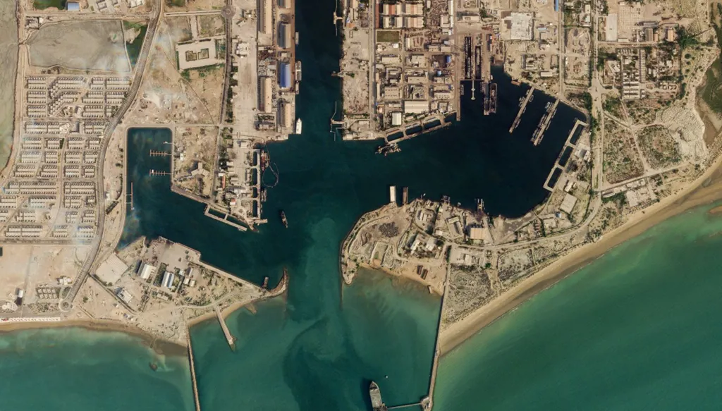 الحرس الثوري الإيراني يعلن استهداف ناقلة في الخليج ترفع علم جزر مارشال