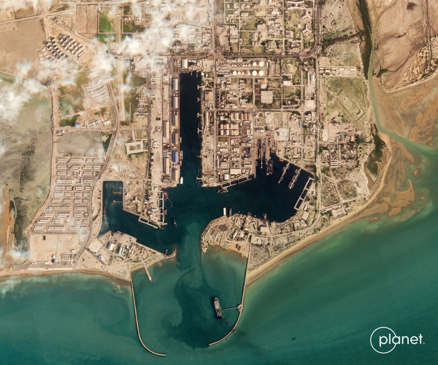 ميناء بندر عباس الجنوبي الإيراني على طول مضيق هرمز. (أ ف ب)