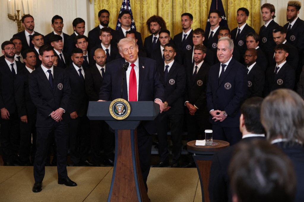 ميسي إلى جانب ترامب في البيت الأبيض. (أ ف ب)