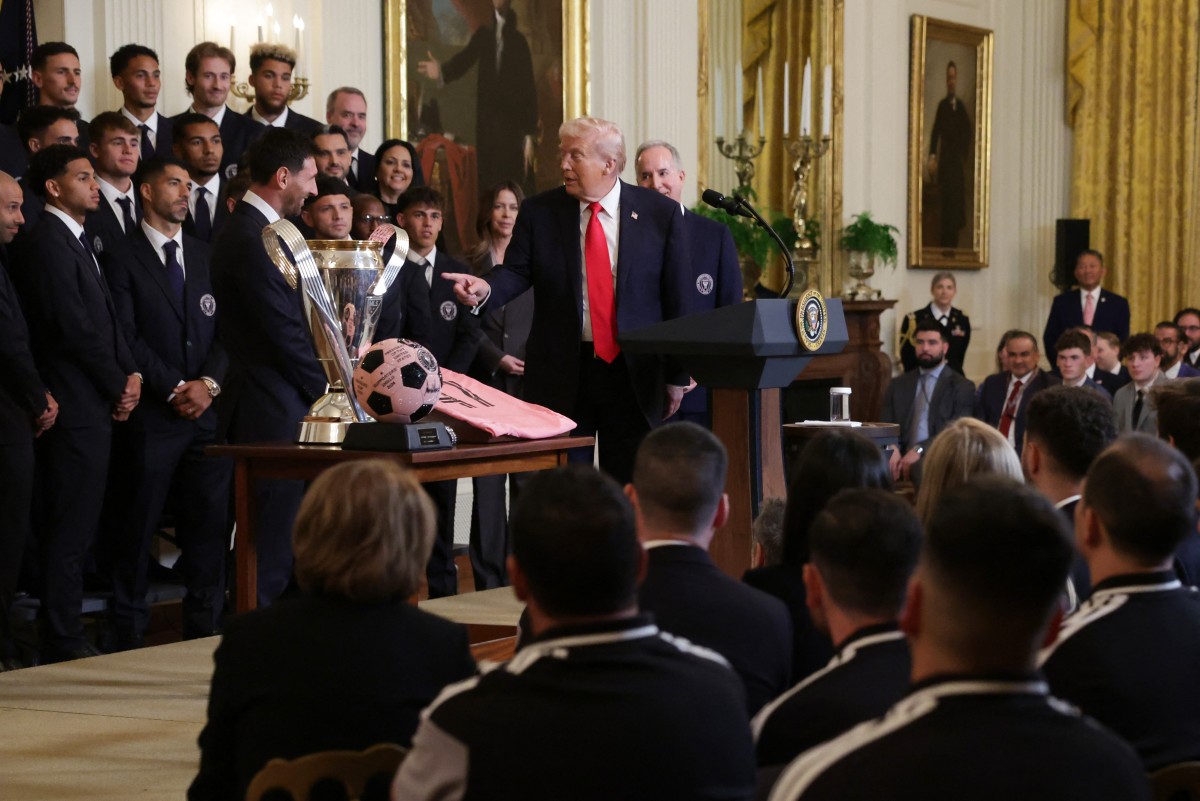 ميسي إلى جانب ترامب في البيت الأبيض. (أ ف ب)