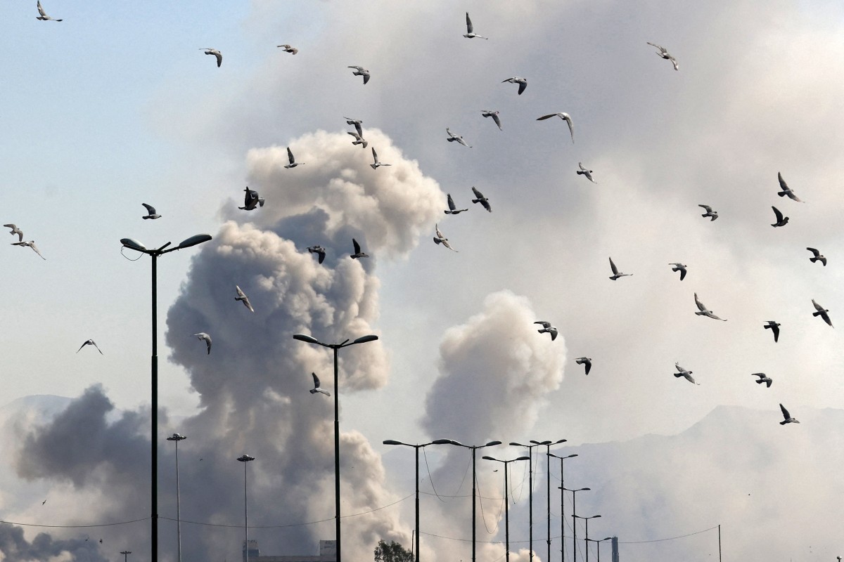 عمود من الدخان يتصاعد بعد ضربة على العاصمة الإيرانية طهران (أ ف ب). 