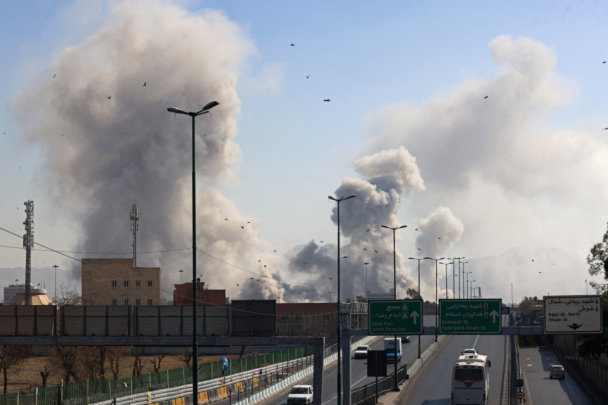 عمود من الدخان يتصاعد بعد غارة على العاصمة الإيرانية طهران في 5 مارس 2026. (أ ف ب)