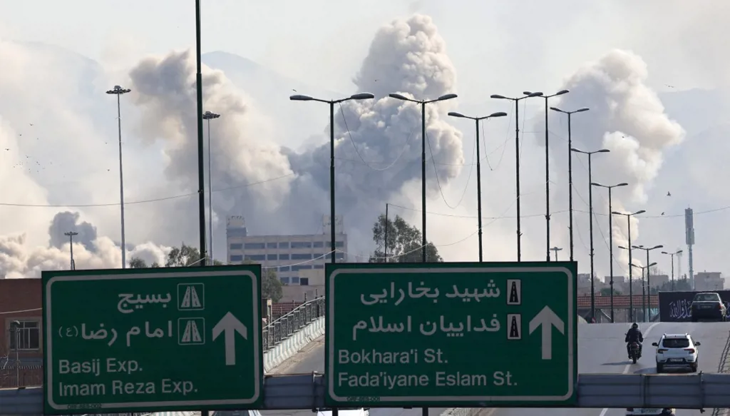 غارات عنيفة على طهران (أ ف ب).