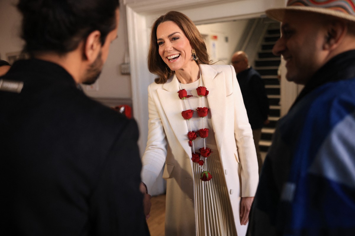 كيت ميدلتون بالفستان الأبيض في مهرجان هولي الهندوسي ببريطانيا (أ.ف.ب)