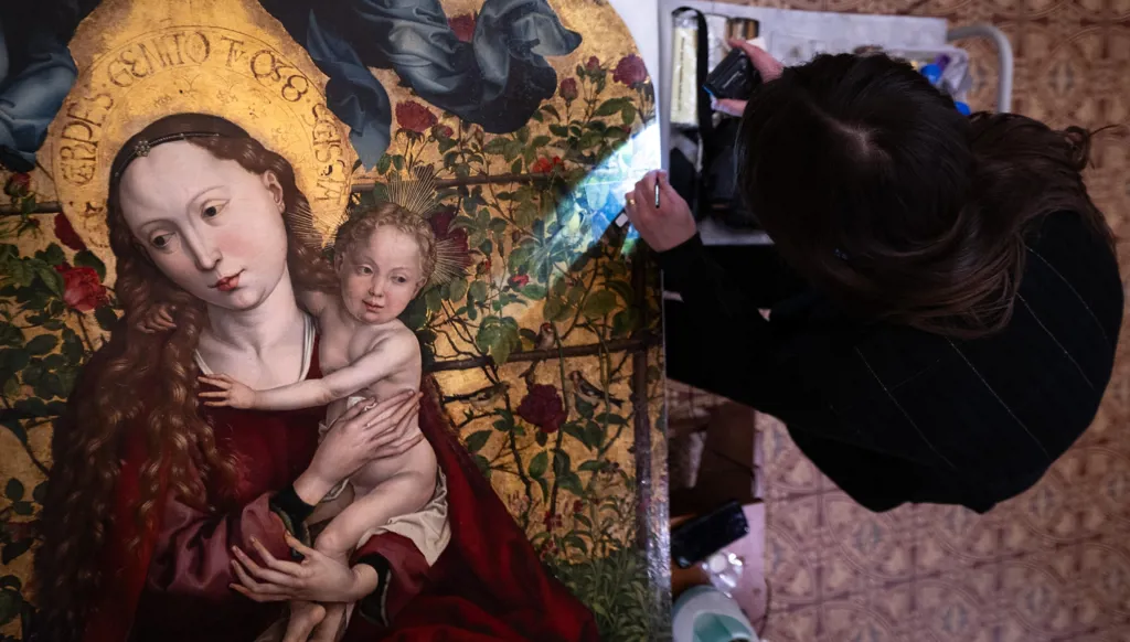 ترميم رائعة شونغاور "عذراء شجيرة الورد" قبيل ارتحالها إلى اللوفر