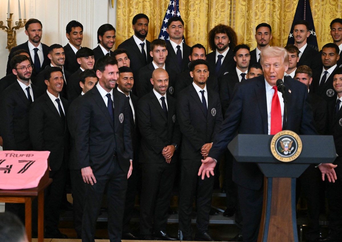 ميسي إلى جانب ترامب في البيت الأبيض. (أ ف ب)