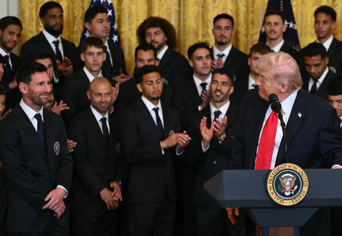 ميسي إلى جانب ترامب في البيت الأبيض. (أ ف ب)