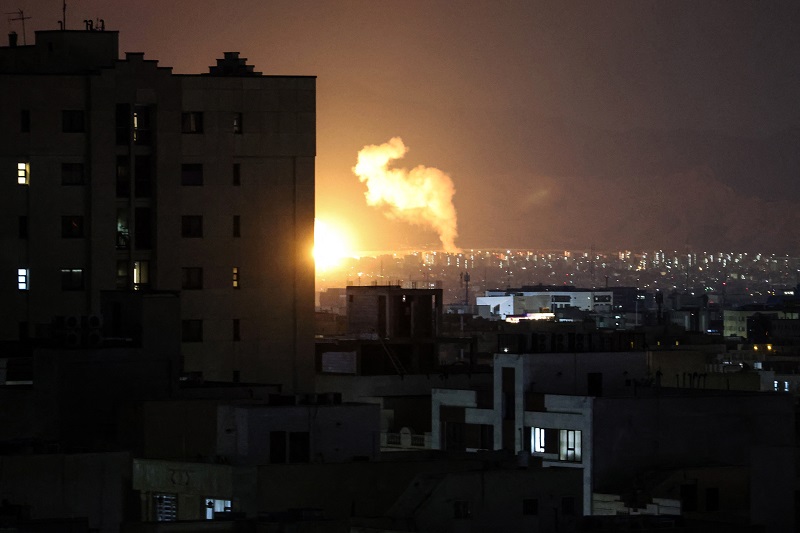 دخان يتصاعد عقب غارات جوية في منطقة وسط العاصمة الإيرانية طهران، (ا ف ب).