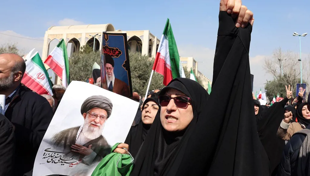 استراتيجية "الدفاع الفسيفسائي"... إيران تعتمد خطة التصعيد إقليمياً لإنقاذ النظام