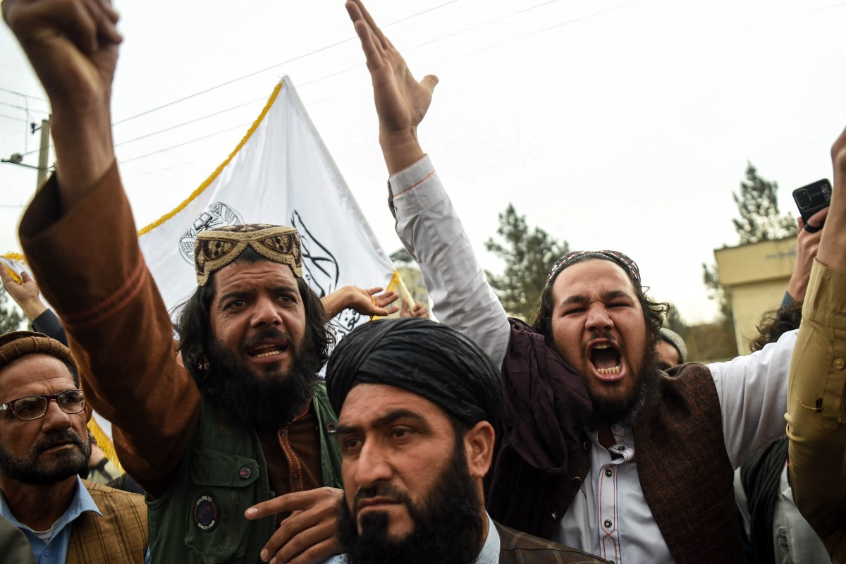 متظاهرون أفغان يهتفون بشعارات خلال مظاهرة في كابول في 6 مارس 2026 وسط الصراع المستمر مع باكستان. (أ ف ب)