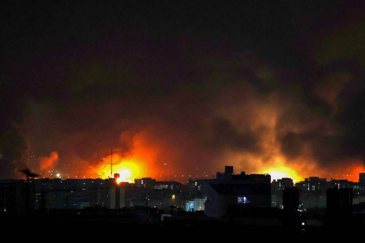 النيران تتصاعد من موقع الغارات الجوية على مطار مهر أباد الدولي في طهران (أ ف ب)