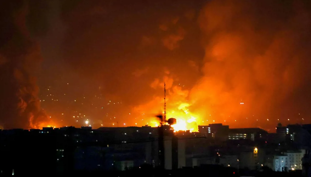 حرب إيران تدخل أسبوعها الثاني... هجمات متواصلة وترامب يطالب طهران "باستسلام غير مشروط"!