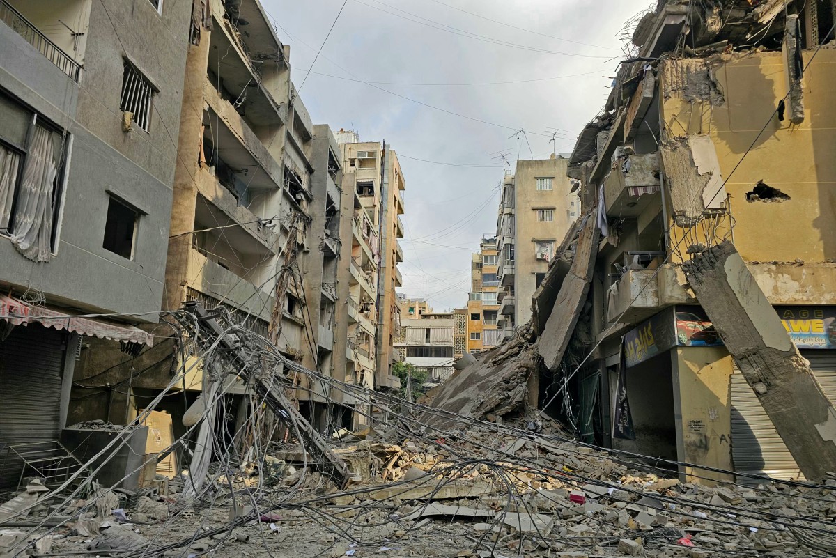 دمار هائل في حارة حريك (أ ف ب).