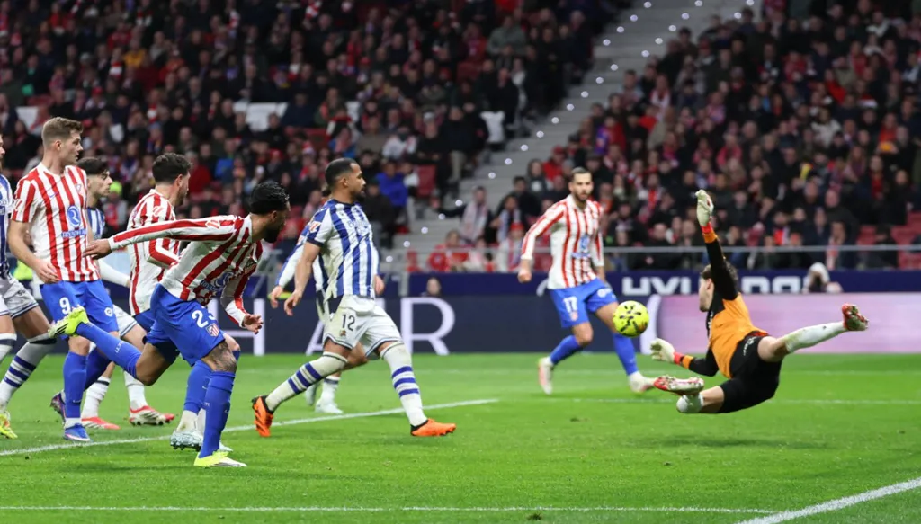 أتلتيكو مدريد يهزم سوسييداد ويواصل انتصاراته في الدوري الإسباني