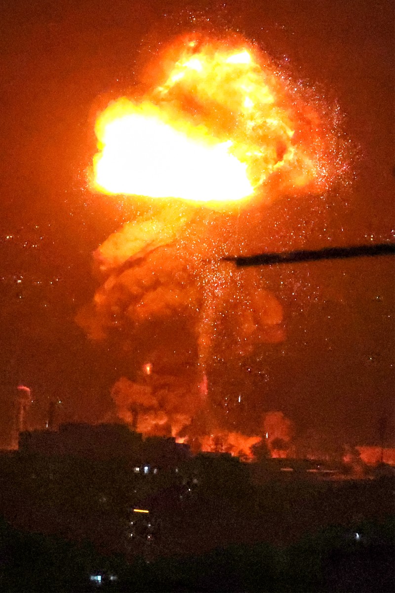 اندلاع حريق ضخم في منشآات نفطية بطهران بعد الغارات (أ ف ب).