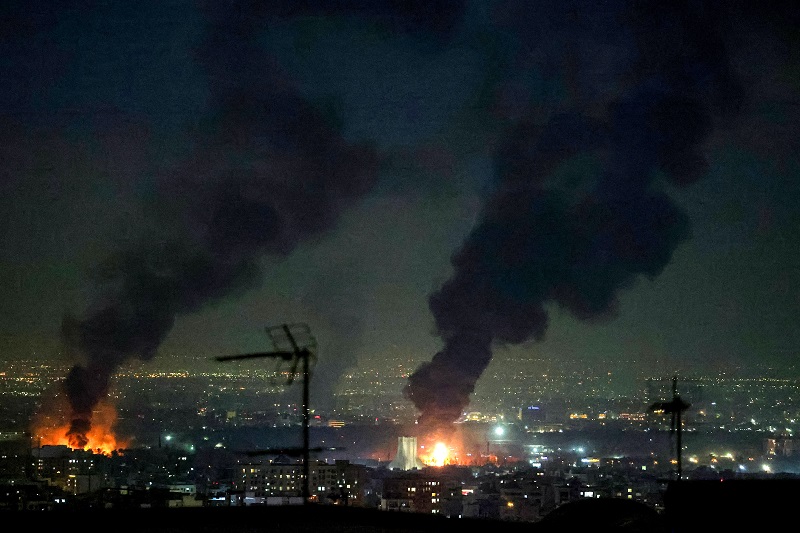 عمود دخان مرتفع يتصاعد من حريق بالقرب من برج أزادي في طهران، (ا ف ب).