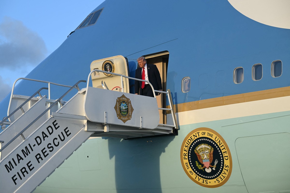 الرئيس الأميركي دونالد ترامب على متن طائرته الرئاسية (أ ف ب).