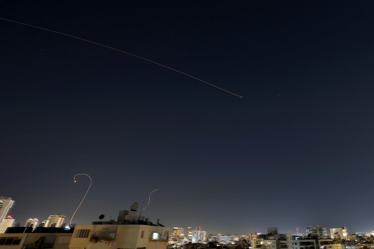 اعتراض صواريخ في سماء إسرائيل. (أ ف ب)