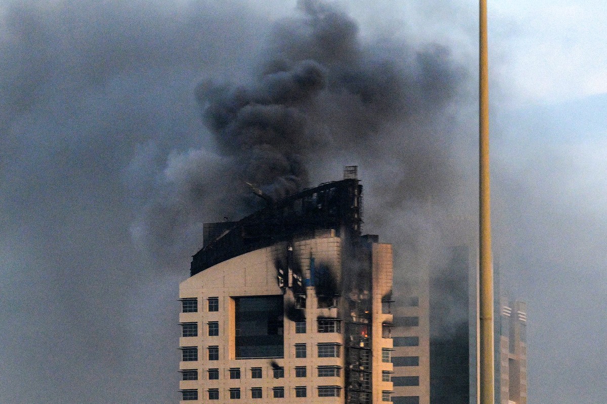 استهداف مبنى في الكويت. (أ ف ب)