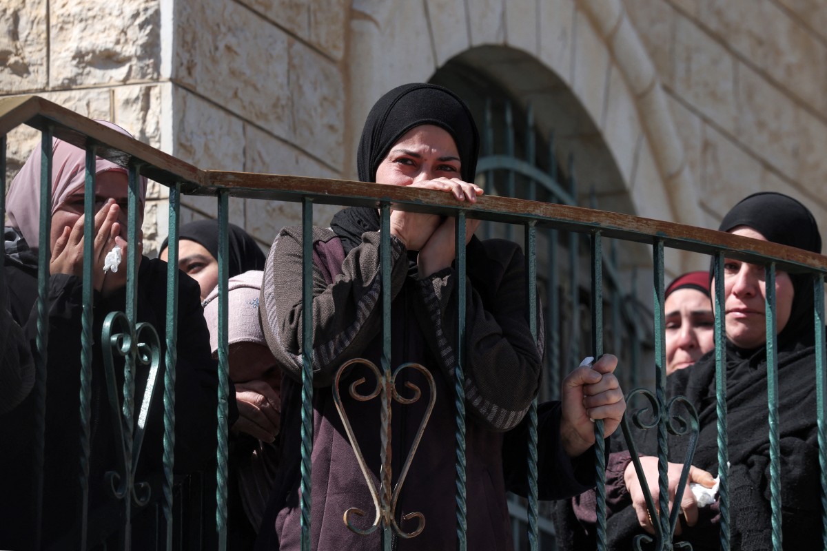 قُتل 3 فلسطينيين أثناء هجوم للمستوطنين والجيش الإسرائيلي على خربة أبو فلاح، في الضفة الغربية. (أ ف ب)