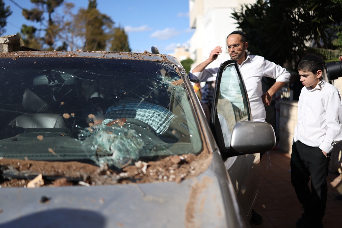 موقع ضربة إيرانية في بني براك، شرق تل أبيب الساحلية الإسرائيلية (أ ف ب)