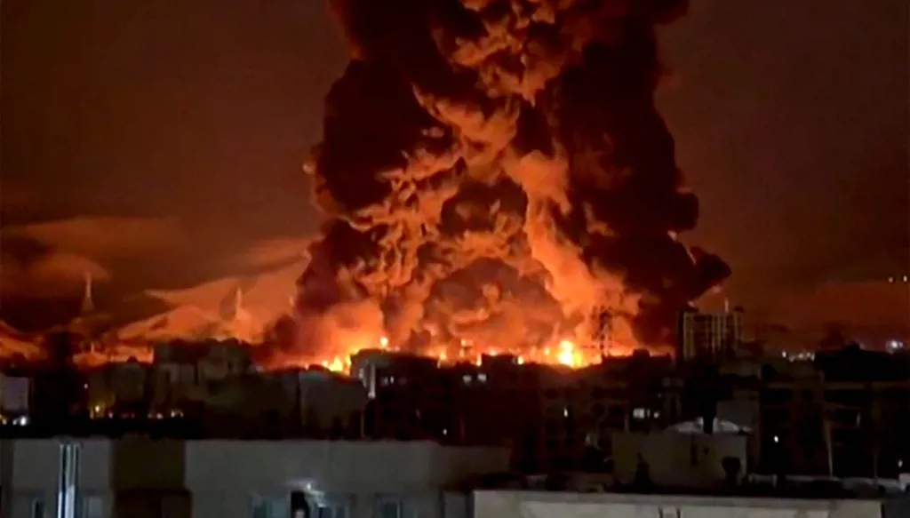 اندلاع حريق في مستودع نفطي في طهران. (ا ف ب).