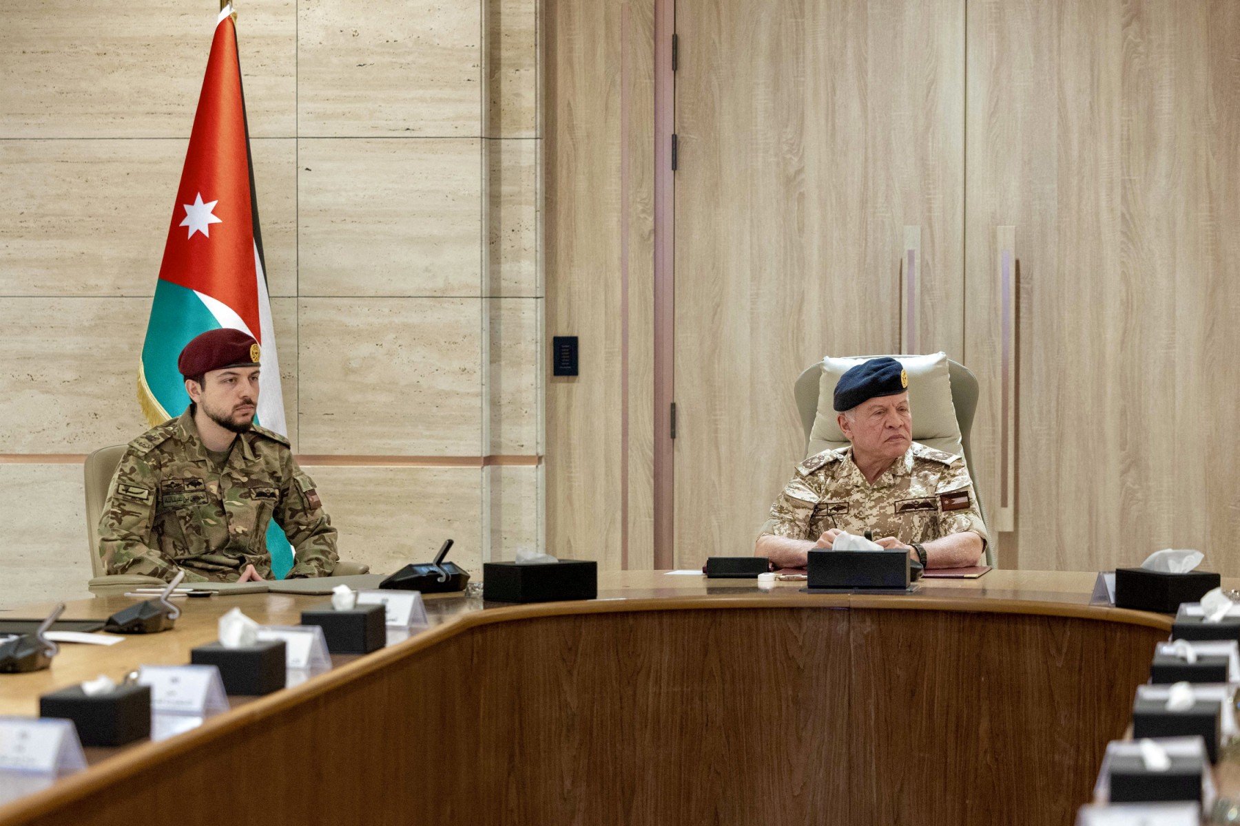 ملك الأردن عبد الله الثاني وولي العهد الأمير الحسين يزوران القيادة العامة للقوات المسلحة الأردنية. (الديوان الملكي الأردني)