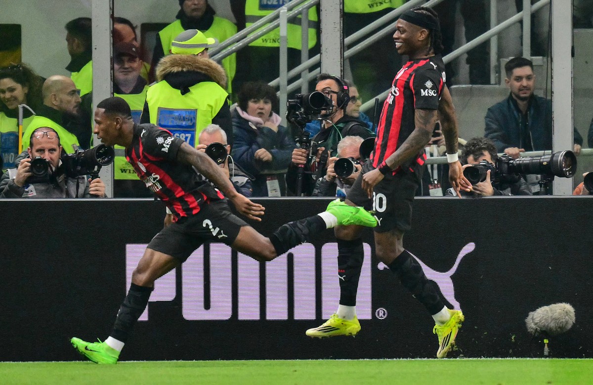 فرحة ميلان بالهدف الأول (أ ف ب)