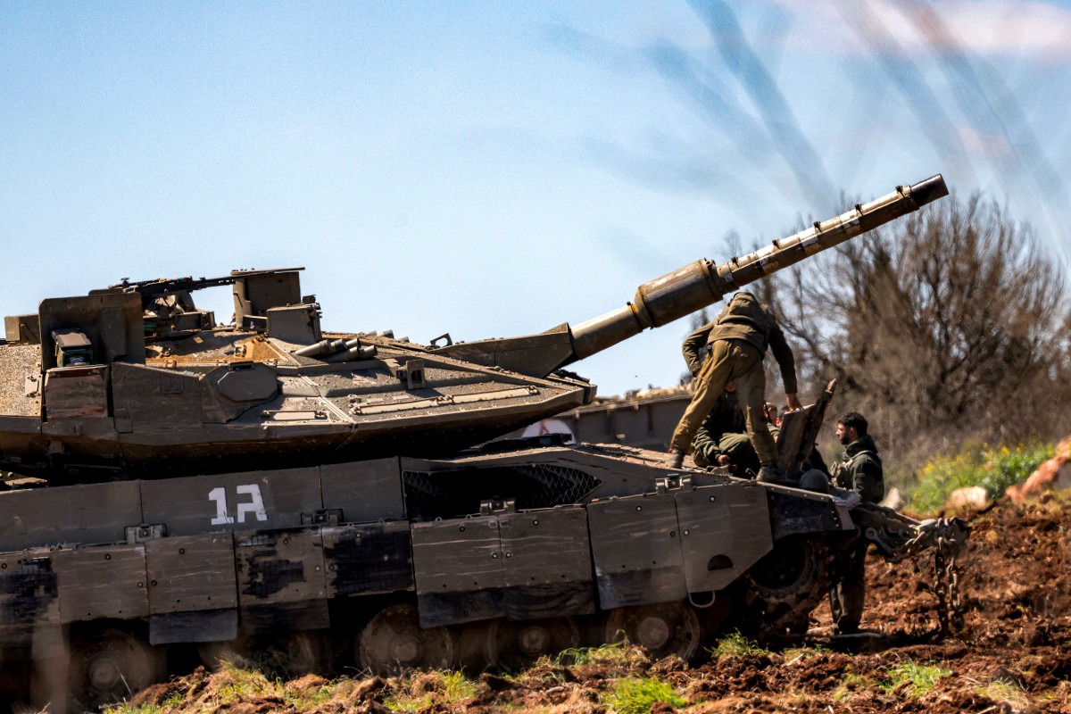 دبابات إسرائيلية على الحدود مع لبنان (أ ف ب).