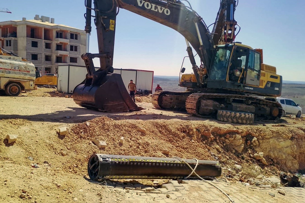 جزء من صاروخ باليستي إيراني ثان دمرته منظمة حلف شمال الأطلسي (الناتو) في المجال الجوي التركي. (أ ف ب)