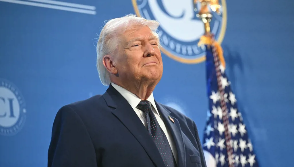 ترامب يتوعّد إيران بضربات "أشد بكثير" إذا عرقلت إمدادات النفط