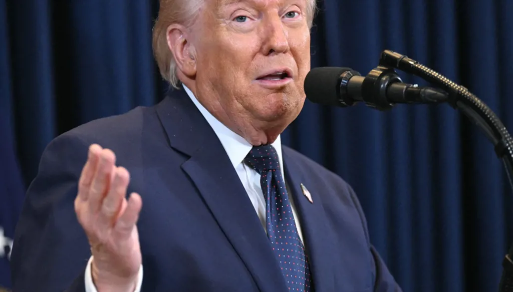 ترامب: إيران "مهزومة تماماً وتريد إبرام اتفاق"