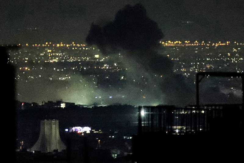 أعمدة دخان تتصاعد من موقع غارات جوية بالقرب من برج آزادي في غرب طهران، (ا ف ب).