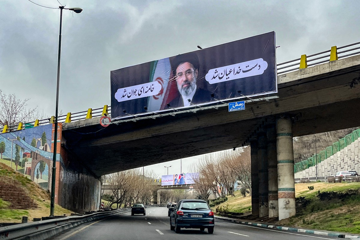 رفع صورة للمرشد الإيراني في طهران (أ ف ب).