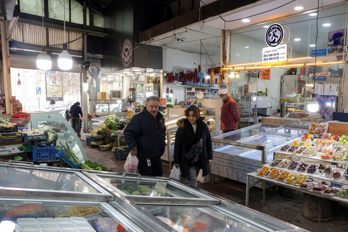 لا تزال شبكة إمداد وتوزيع المواد الغذائية تعمل بشكل جيد في طهران. (أ ف ب)