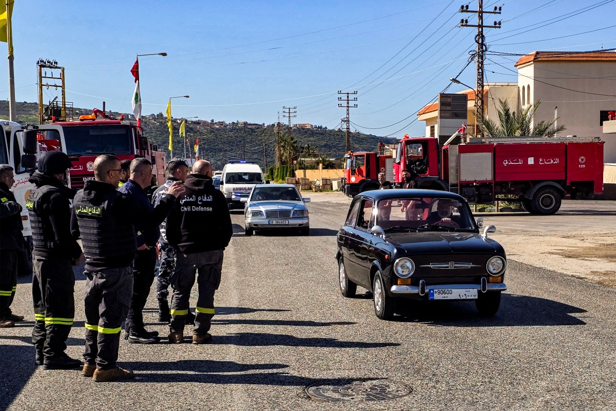 إجلاء أهالي علما الشعب جنوبي لبنان (أ ف ب).