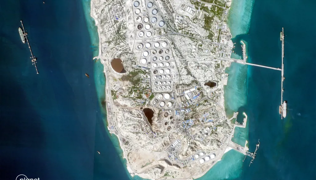 بعد أن هدّد ترامب يضرب بنيتها التحتية... ماذا نعرف عن جزيرة خرج "نقطة ضعف إيران"؟