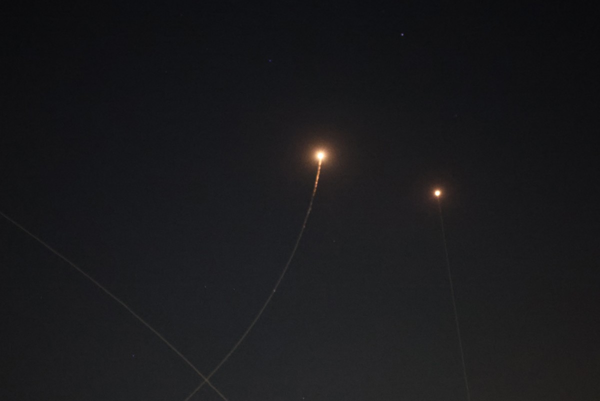 صواريخ إيرانية في سماء تل أبيب. (أ ف ب)