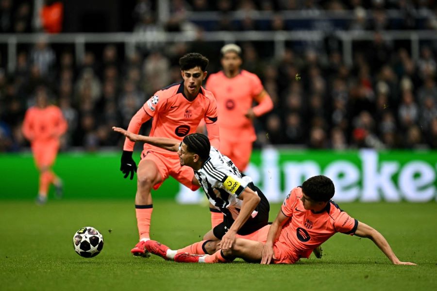 من مباراة برشلونة ضد نيوكاسل يونايتد في دوري أبطال أوروبا. (أ ف ب)
