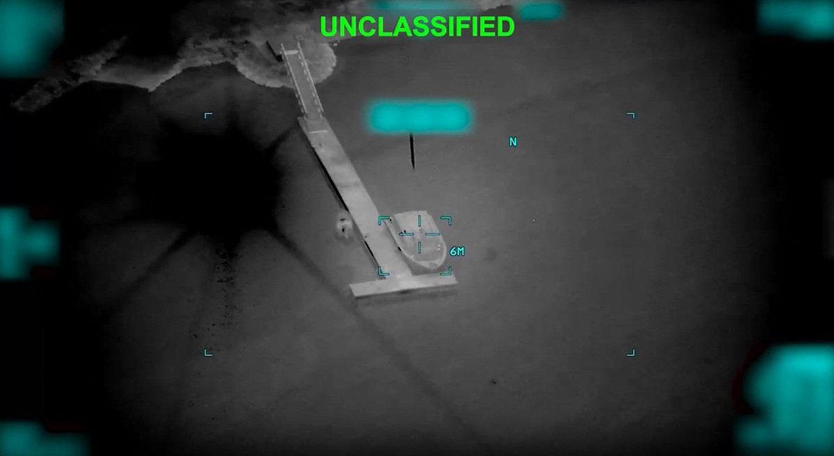 صورة نشرتها القيادة المركزية الأميركية لسفينة حربية إيرانية قبل لحظات من إصابتها بقذيفة بالقرب من مضيق هرمز (أ ف ب). 