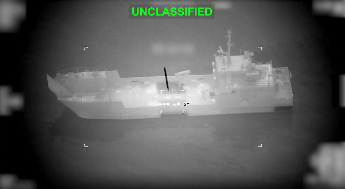 استهداف ناقلة نفط في مضيق هرمز (أ ف ب).