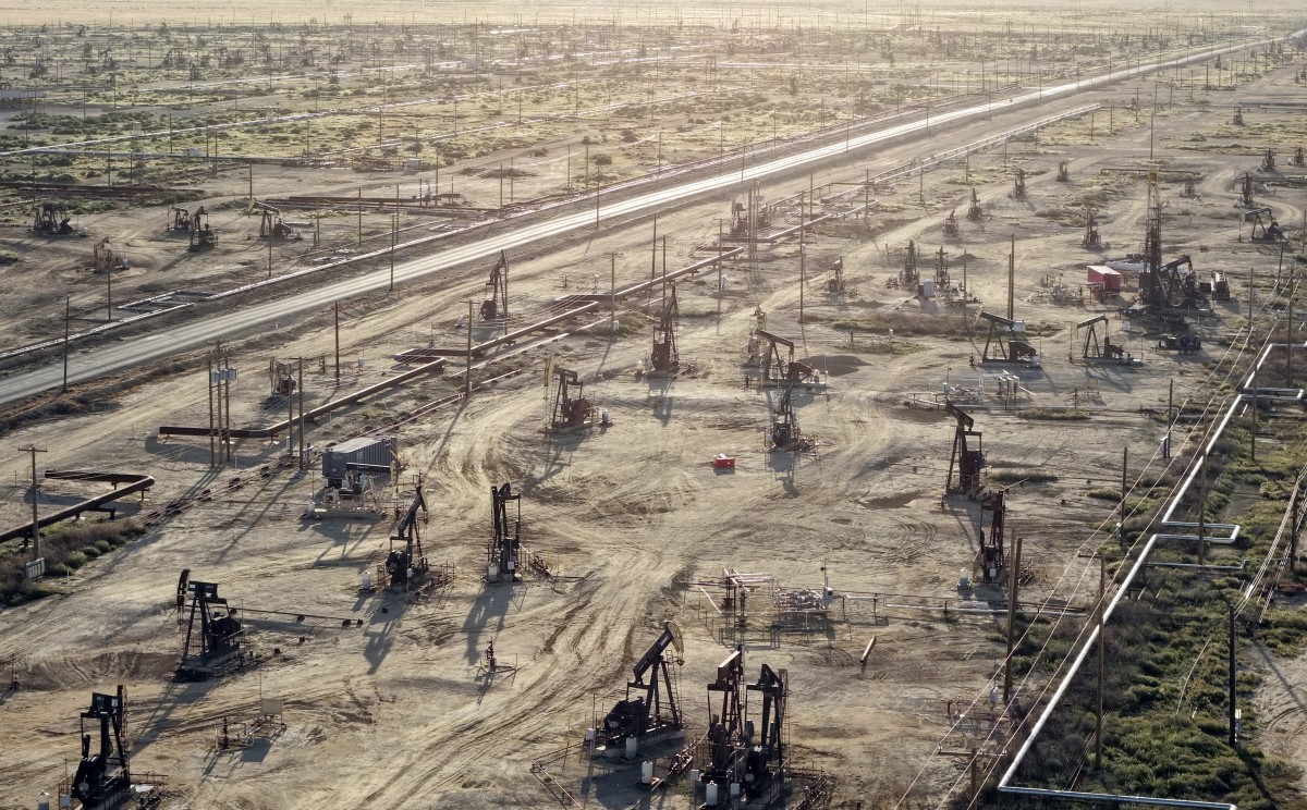 مضخات نفط بالقرب من ماكيتريك، كاليفورنيا. (أ ف ب)