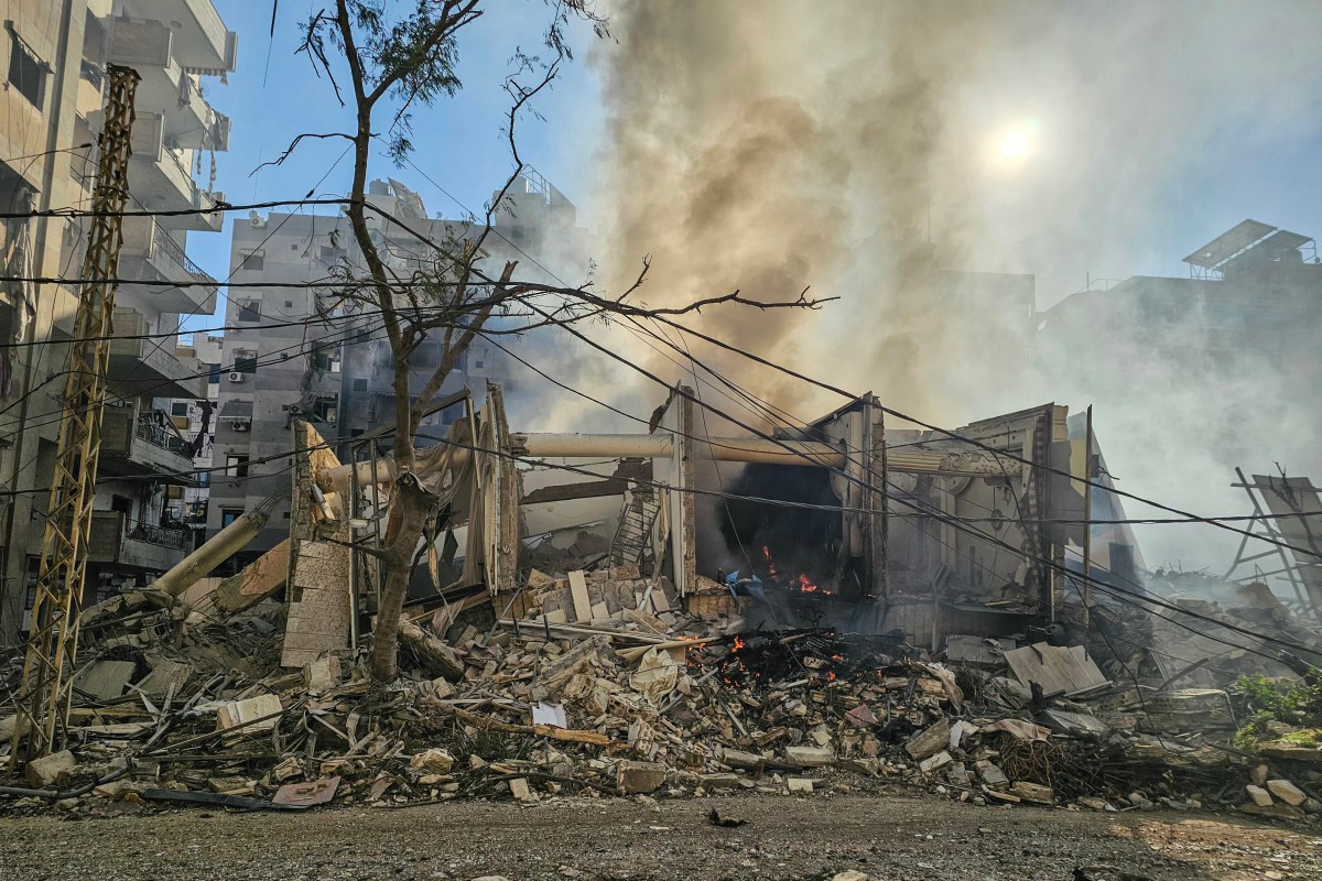 دمار ناجم عن قصف إسرائيلي استهدف مبنى في الضاحية الجنوبية لبيروت. (أ ف ب)