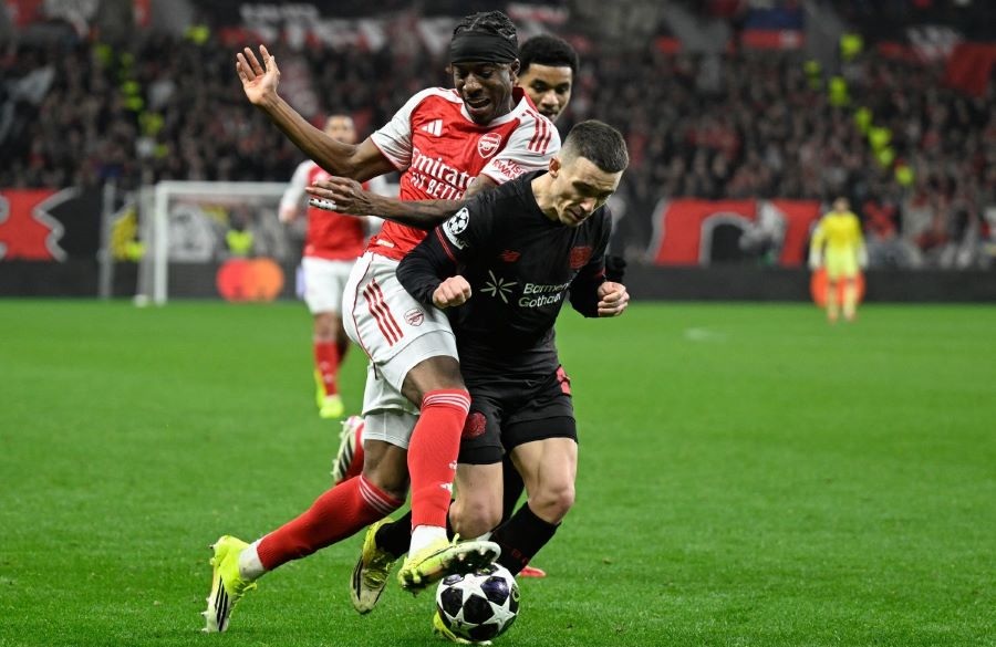 من مباراة الذهاب بين آرسنال وباير ليفركوزن. (أ ف ب)