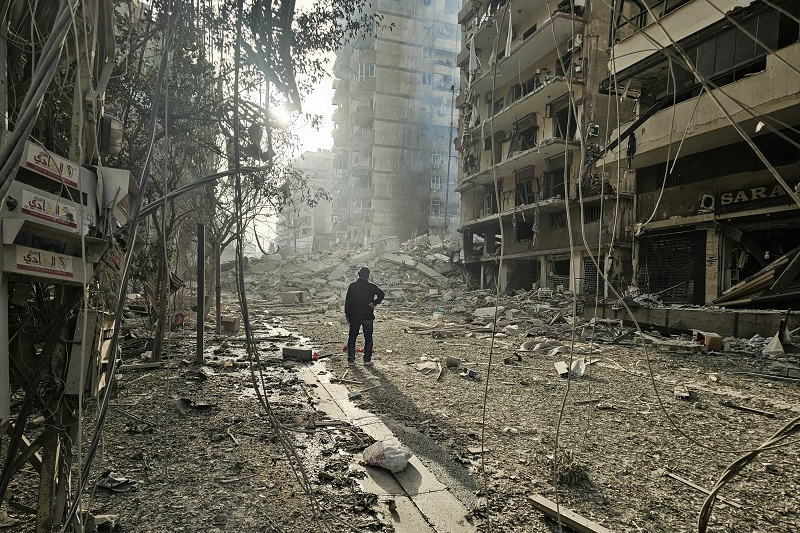 رجل ينظر إلى موقع غارات جوية إسرائيلية ليلية في ضواحي بيروت الجنوبية (ا ف ب).