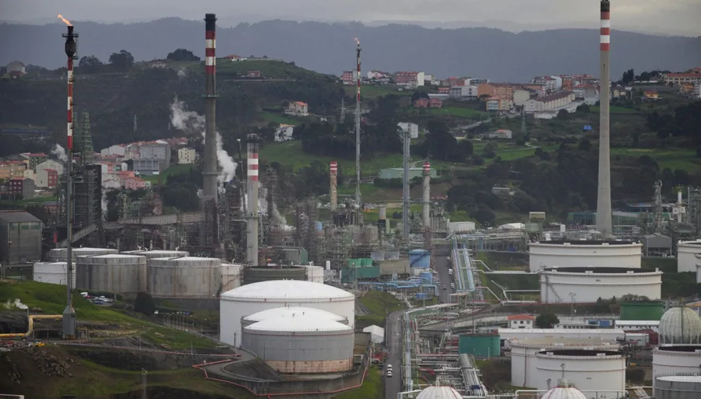 النفط يقفز 5% مع تزايد هجمات إيران على منشآت نفطية في الشرق الأوسط