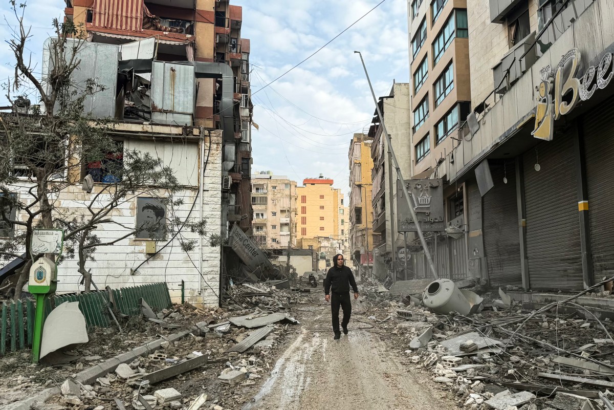 دمار جراء غارة إسرائيلية على الضاحية الجنوبية لبيروت. (أ ف ب)