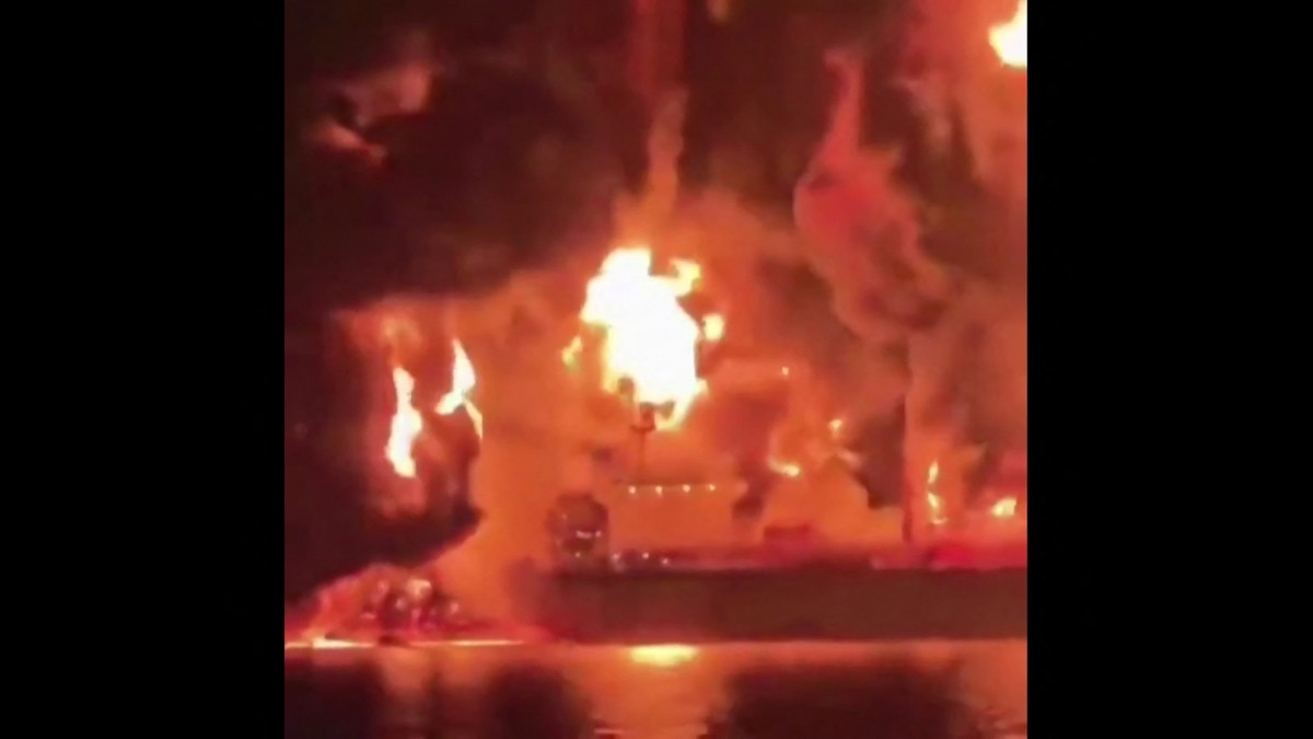 لقطة من فيديو نُشر على وسائل التواصل الاجتماعي تُظهر ناقلة نفط مشتعلة قبالة سواحل البصرة. (أ ف ب)